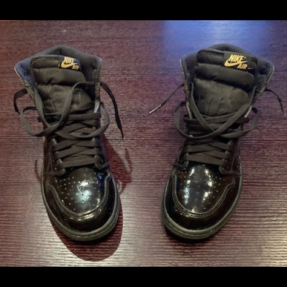COPY - Jordan 1 Retro High
Black Metallic Gold (2020) - Picture 1 of 5